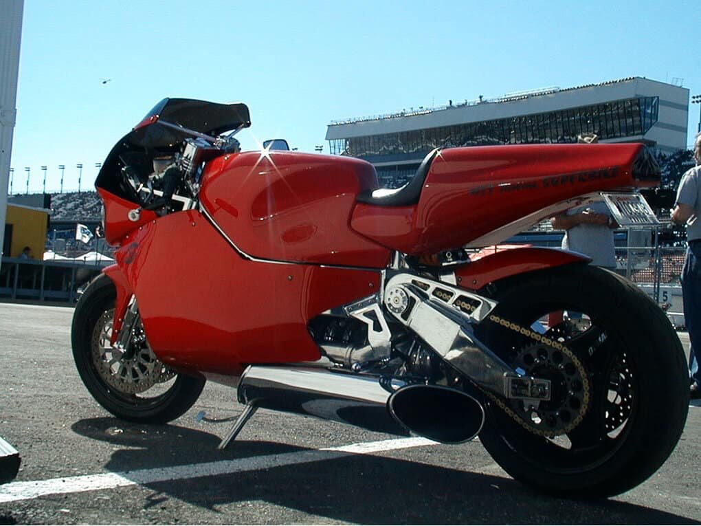 Открывает список МТТ Turbine Superbike Y2K стоимостью 100 тысяч долларов, что, по меркам нашей сегодняшней подборки, сумма небольшая. 
«Железный конь» весит 228 кг и способен разгоняться до 365 км/ч, полностью оправдывая слово «супербайк» в названии.

Самое удивительное в нем – это не дизайн, мощность или мотор на 320 лошадиных сил, специально для этой модели разработанный компанией Rolls-Royce.

Серийность – вот что его отличает от прочих. Байк официально занесен в Книгу рекордов Гиннеса как «самый мощный мотоцикл серийного производства» и его можно свободно купить (если хватит денег, разумеется).