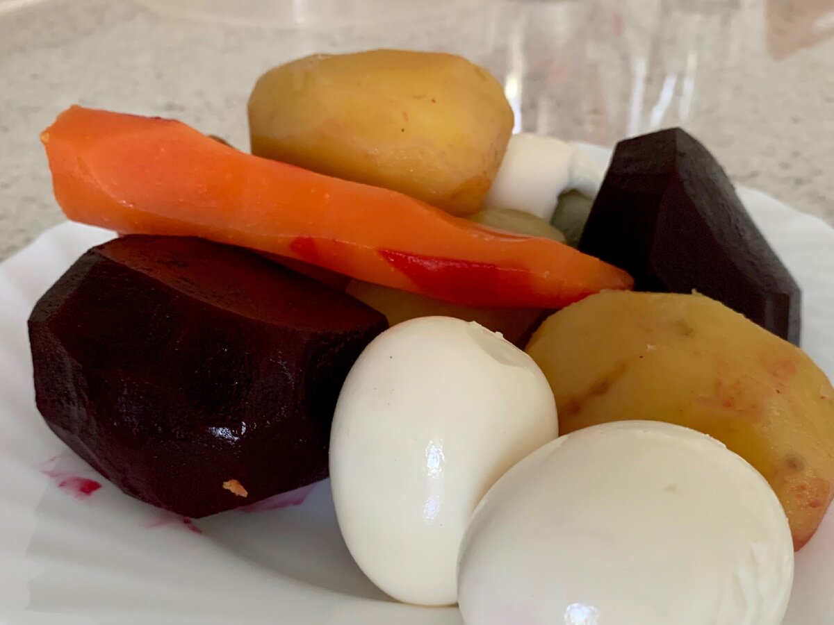 Салат очень прост в приготовлении. Используются самые обычные продукты. 