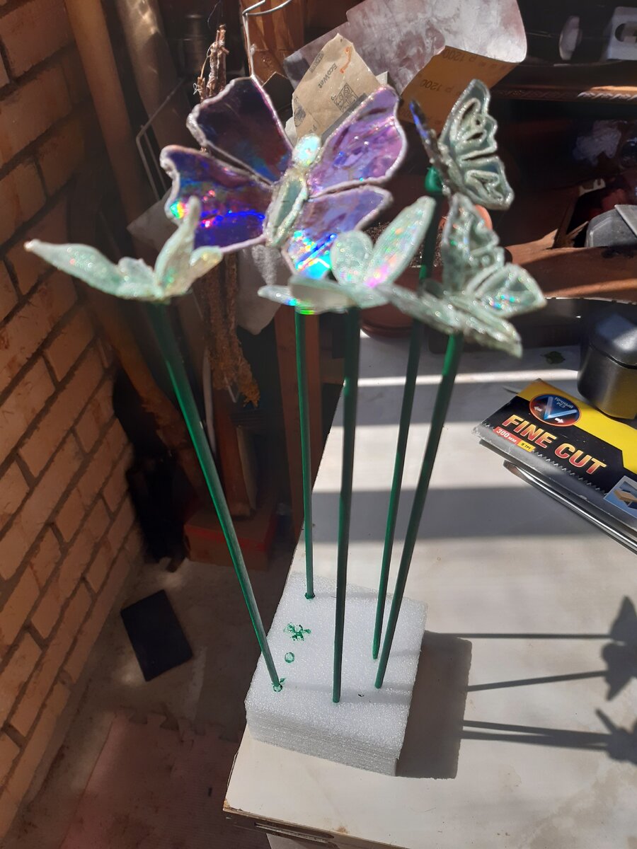 На фото уже готовые бабочки приклеены на шпажки, окрашеннве акрилом