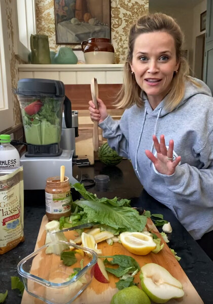 Источник фото: @reesewitherspoon / Instagram | Риз Уизерспун готовит смузи