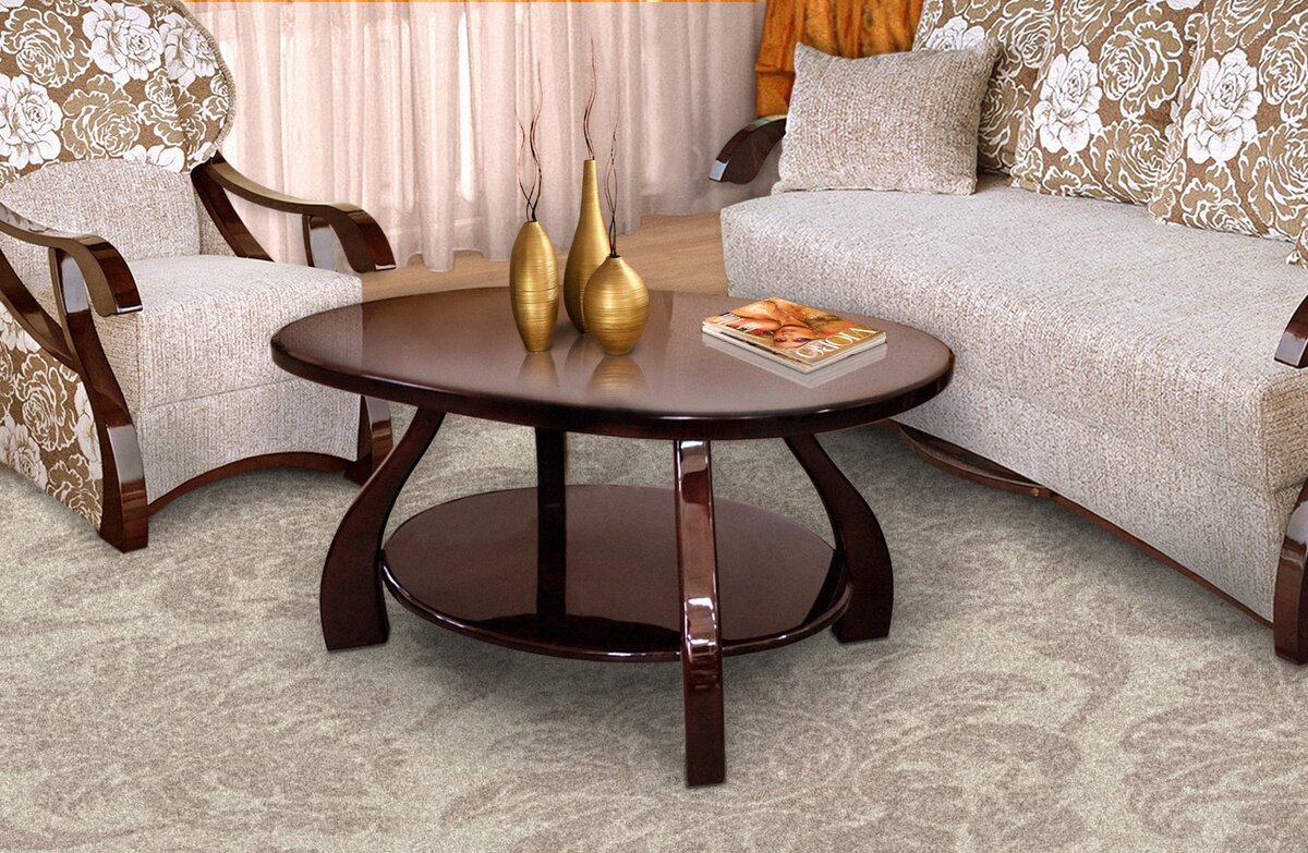 Интерьер с журнальным столиком из дерева