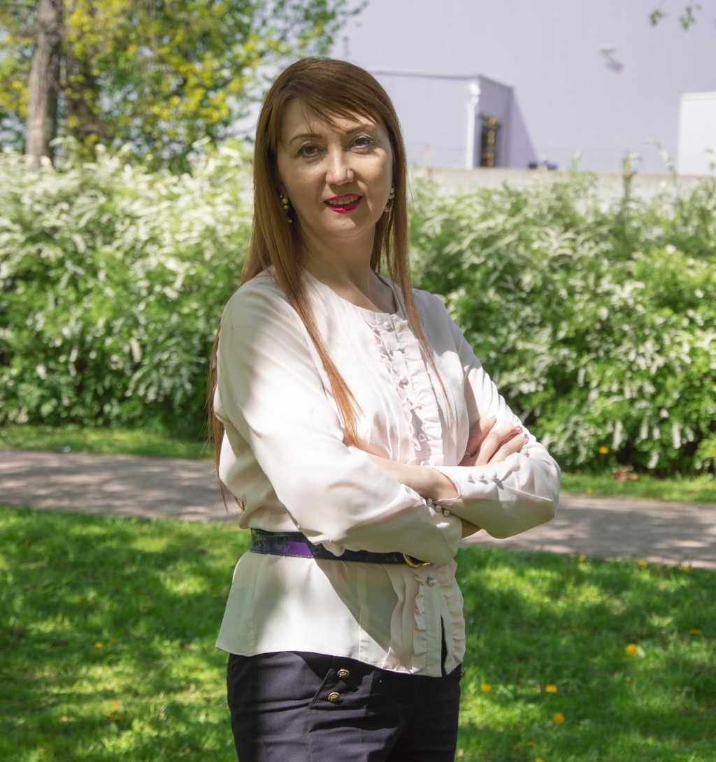 КРЕДИТ!
⠀
Может для кого-то это страшное слово, может кого то передергивает уже при произнесении его, а может и нет.
⠀
Я не про финансовые кредиты.
⠀
Само слово "кредит" - от латинского credibility - credibilis - "достойный, чтобы поверить".
⠀
Если вам дают кредит, вы достойны того чтобы вам поверили.
И это накладывает ответственность, не находите?
⠀
Про кредит в банке не хочу говорить, это и так понятно. Банк оценивает твою платежеспособность и доверяет или нет.
⠀
А вот есть ещё кредит доверия. Думаю у каждого свое мерило какое количество раз вас должны подвести (или обмануть), чтобы вы перестали доверять этому человеку.
⠀
Вот как в сказке Эзопа про мальчика - пастушка, который от скуки кричал "волк - волк". Два раза жители прибегали на выручку, на третий не побежали и стадо овец разбежалось.
Кредит доверия на третий раз у мальчика был полностью исчерпан.
Мораль сей басни - никто не верит лжецу!
⠀
А сколько раз вы позволите человеку вас обмануть, чтобы вы перестали ему доверять?