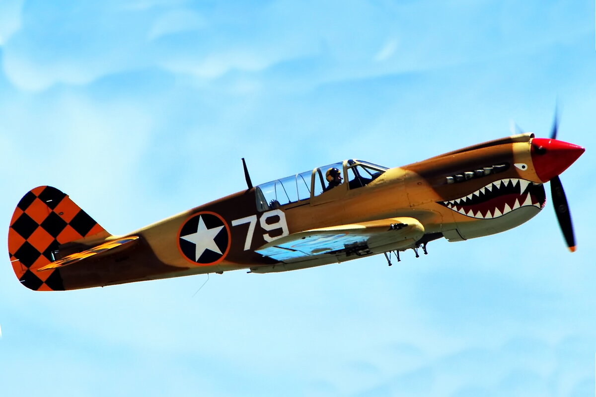 Curtiss P-40 - Американский истребитель времен Второй Мировой. Было построено около 14 000 самолета Curtiss P-40 нескольких модификаций. Этот истребитель находился на вооружении 26 стран, в том числе около 2250 машин по ленд-лизу были поставлены в СССР во время Второй Мировой войны. 