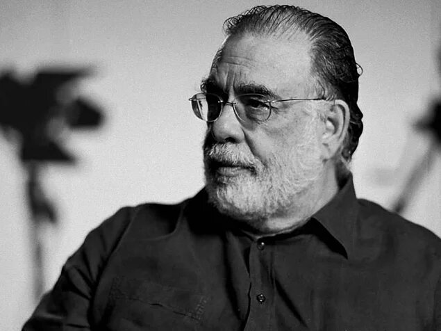 До Копполы место режиссера предлагалось многим другим: Элиа Казан, Артур Пенн, Ричард Брукс, Коста-Гаврас – все они отказывались взяться за работу. После начала съемок исполнительные продюсеры были в негодовании от того, какую тяжелую, полную философских разговоров драму снимал Коппола, что даже несколько раз угрожали его уволить. Все изменилось вместе со сценой, где Майкл убивает Солоццо и Маккласки, которая понравилась продюсерам.