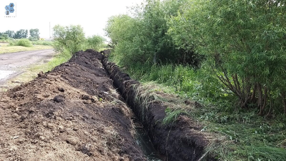 На северной окраине посёлка, рядом с безымянной речкой и лесополосой с беговой дорожкой, раскопали траншею. По информации местных жителей, идёт укладка силового кабеля в сторону новой птицефабрики (расположена за пределами посёлка, структурно, якобы, подчинена некой омской компании).