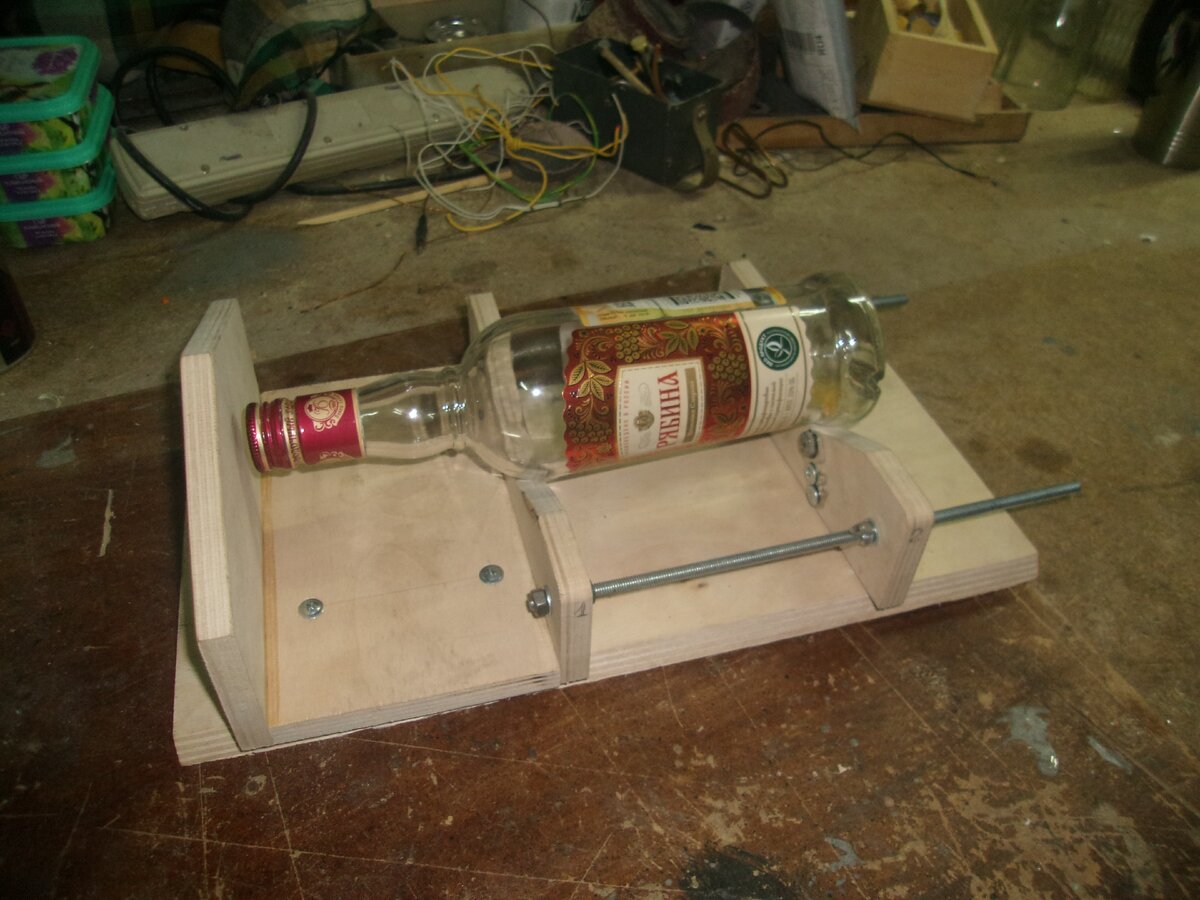 Кладёте бутылку в направляющие, выставляете стеклорез в размер и вращаете бутылку, прижимая к стеклорезу