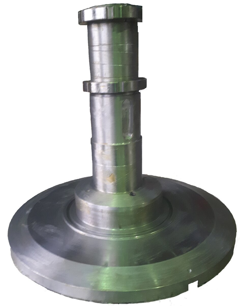 Вращающий момент от вала электродвигателя через эластичную муфту передается валу-шестерне, который через зубчатое колесо и промежуточный вал-шестерню приводит во вращение тихоходный вал (Вал планшайба) с матрицей  . Одновременно от контакта с биомассой, находящейся на внутренней поверхности матрицы, приходят во вращение прессующие вальцы. Поданная в камеру прессования биомасса затягивается между вращающимися матрицей и прессующими вальцами и продавливается в радиальные отверстия матрицы, где под действием большого давления формируются гранулы. Выдавленные из отверстий матрицы гранулы наталкиваются на своем пути на неподвижный нож и обрезаются. 