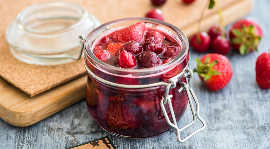 Быстрое варенье из клубники и вишни по рецепту www.gastronom.ru