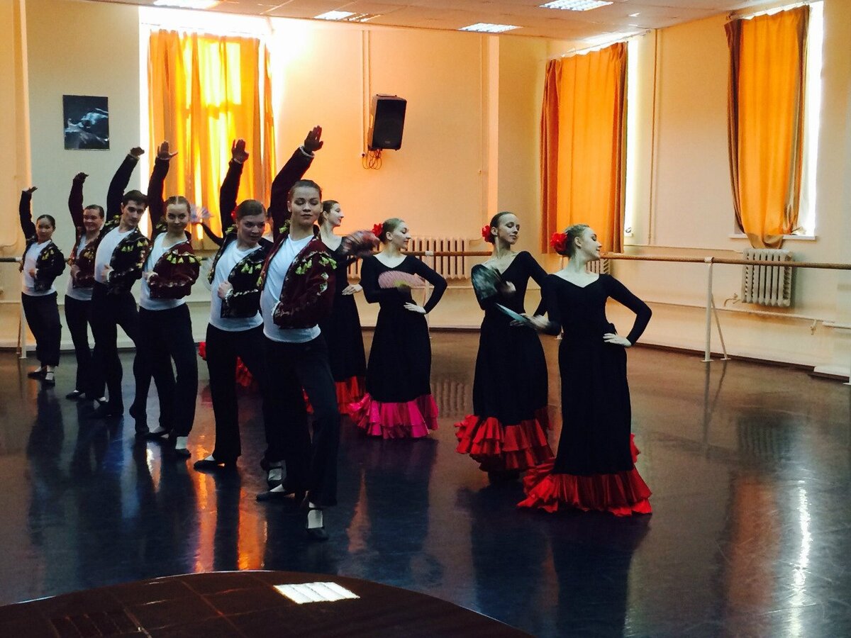 Фото с практического показа кафедры хореографии СПбГИК