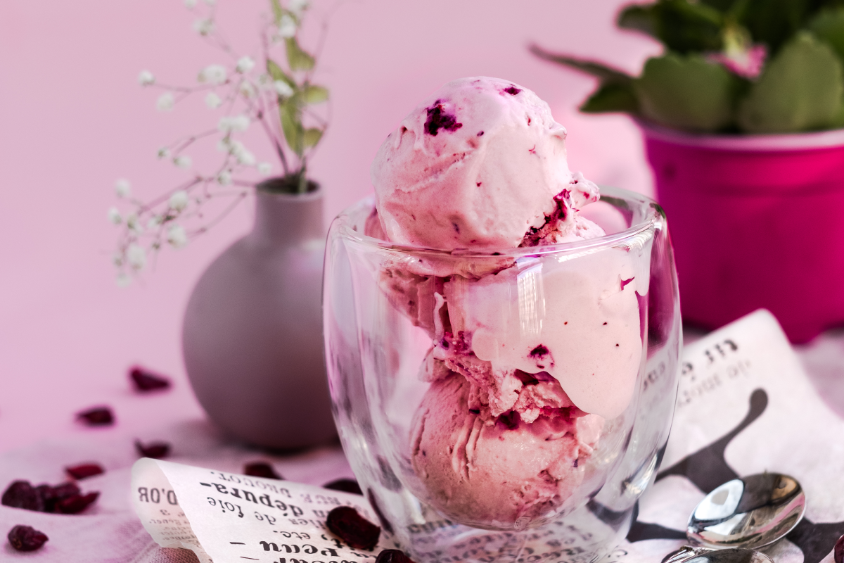 Аромат мороженого. Мороженое из розовых лепестков. Фото косметики в виде мороженого.
