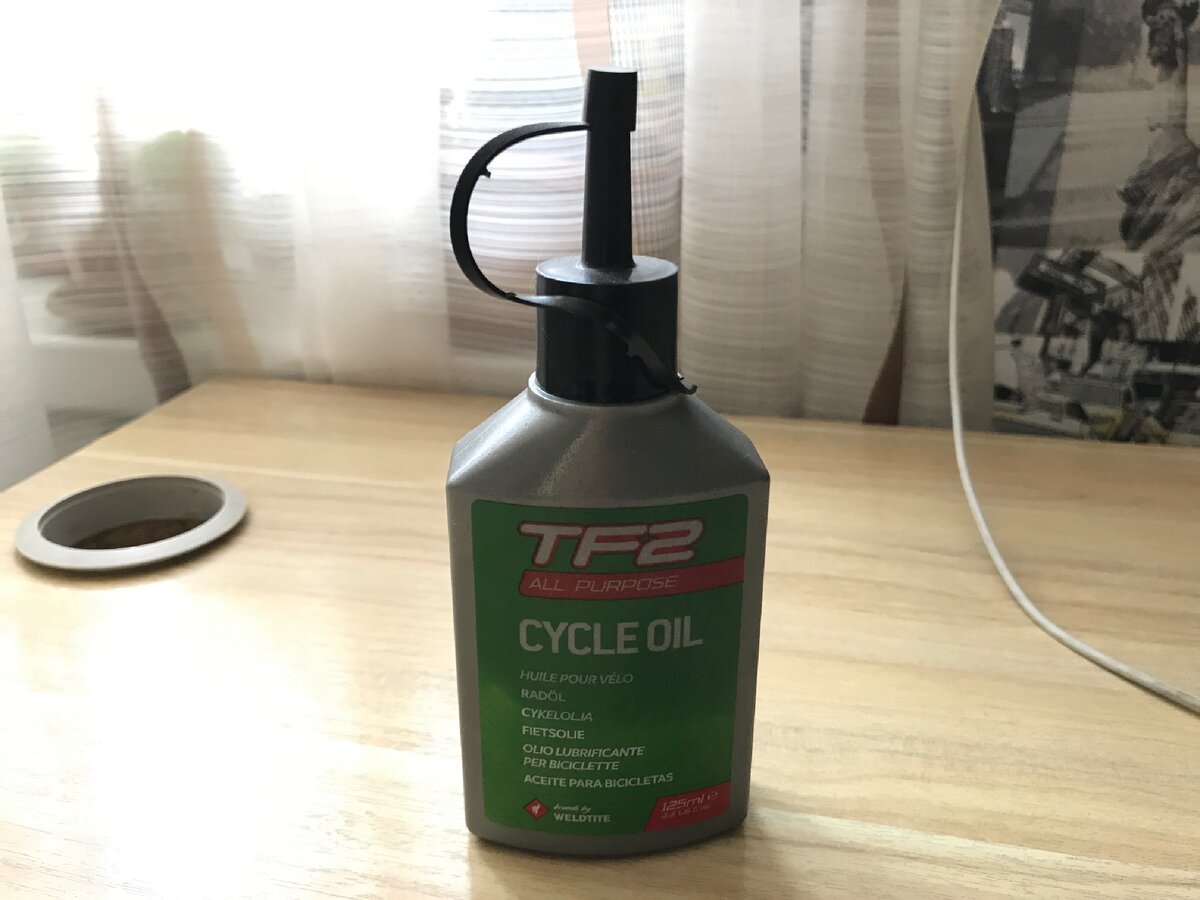 Я использую Тефлоновую смазку от фирмы TF2, и использую я её только на мой основной велосипед, так как он дороже, и экономить на смазках, это не целесообразно, так как ремонт цепной системы может обойтись вам в большую сумму.