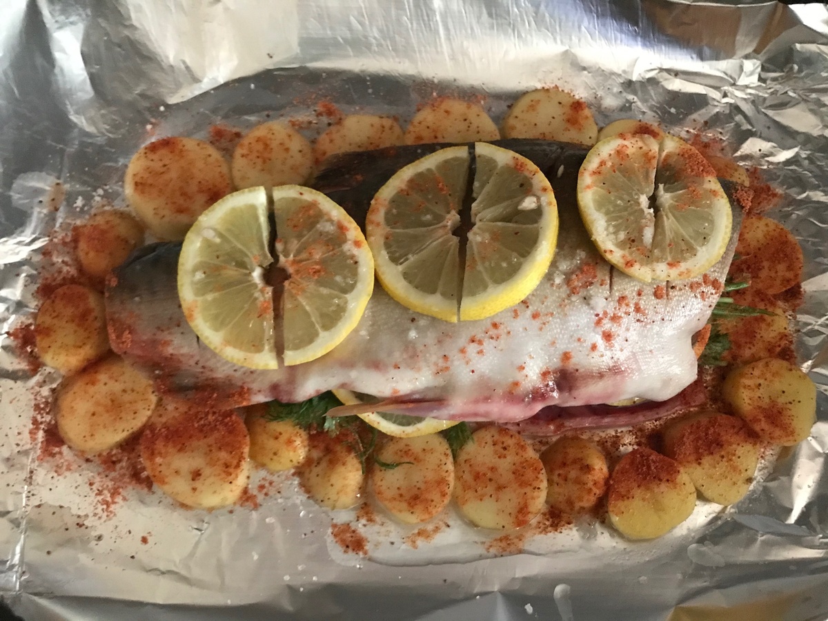 Под саму тушку рыбы рекомендую тоже положить пару кусочков лимона.