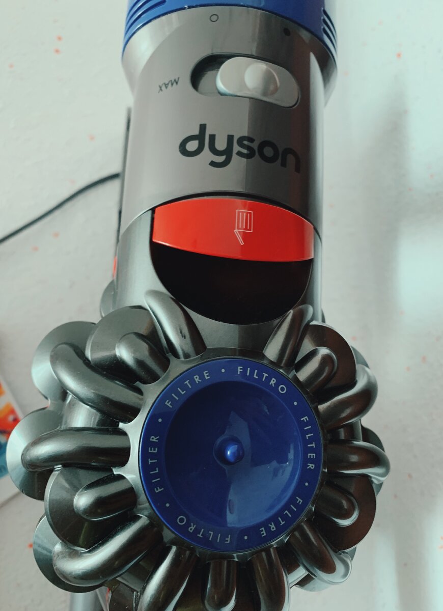 Чтобы его почистить нужно всего лишь нажать одну кнопку. А наш пылесос нужно вымывать полностью с губкой.