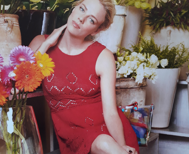 Алое платье с элементами ажура не так сложно связать.