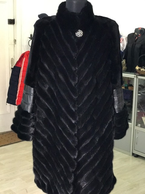 Удлинение рукавов 3/4 и расширение мехового пальто. Ателье Ирины Берзиной.