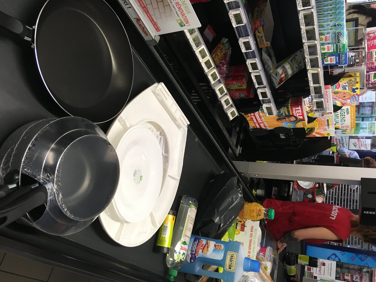 В общежитии не было посуды, на первый ужин мы просто попили воды из-под крана