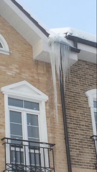 Подтеки на фасаде не самое страшное, такие глыбы льда запросто как минимум покалечат человека.