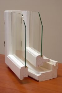 Столярка представляет собою обычные оконные конструкции из дерева, которыми раньше оборудовали дома. Благодаря импостной конструкции, створки и форточки окна могут легко открываться и закрываться независимо друг от друга. Для изготовления столярки чаще всего используют древесный массив, являющийся чистым экологическим материалом, что нельзя не отнести к достоинствам такого окна. Деревянная конструкция постоянно «дышит» и пропускает свежий воздух даже при закрытом положении створок. Кроме того, устанавливается столярка значительно проще, чем окна ПВХ.