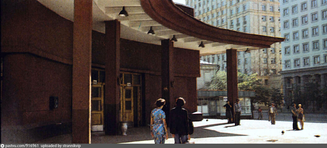 У входа на ст. метро "Красносельская" 1977 – 1978 г. Источник: Московское метро. Фотоальбом,1980 год.