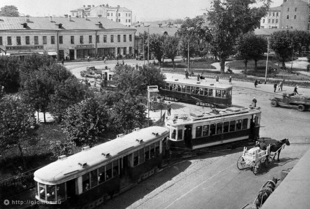 В былые времена по Пресне ездили грузовики с деревянными кузовами, трамваи и лошади. Фото: oldmos.ru