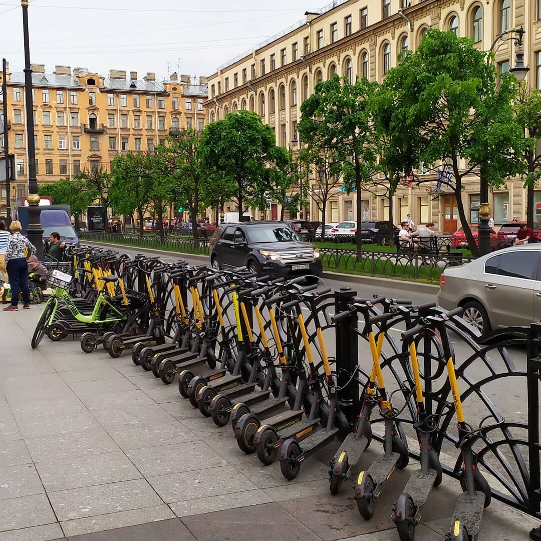 Кикшеринг возле станции метро Чернышевская