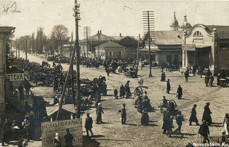 Да-да, именно так, как на заглавной фотографии, Садовая-Каретная улица выглядела в начале ХХ века. А вот такой осталась на дореволюционных снимках, располагающаяся перпендикулярно ей улица Долгоруковская.


