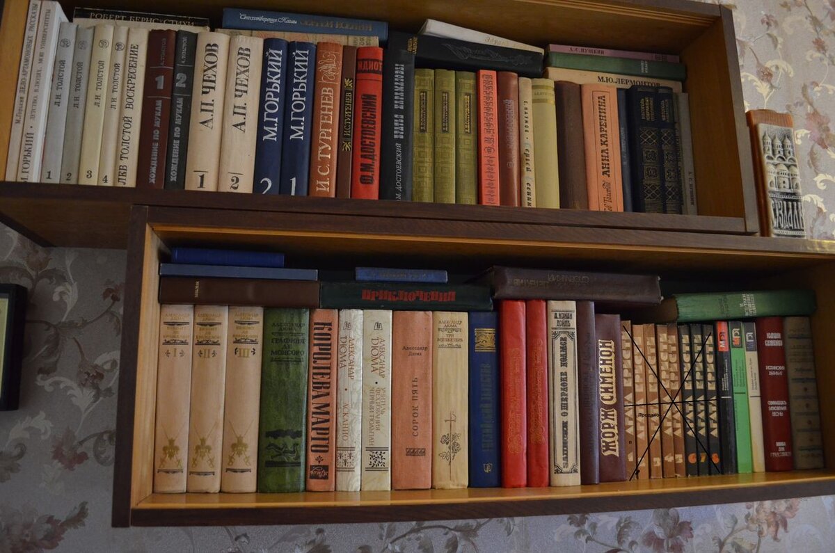Советская полка с книгами, такая была у каждого