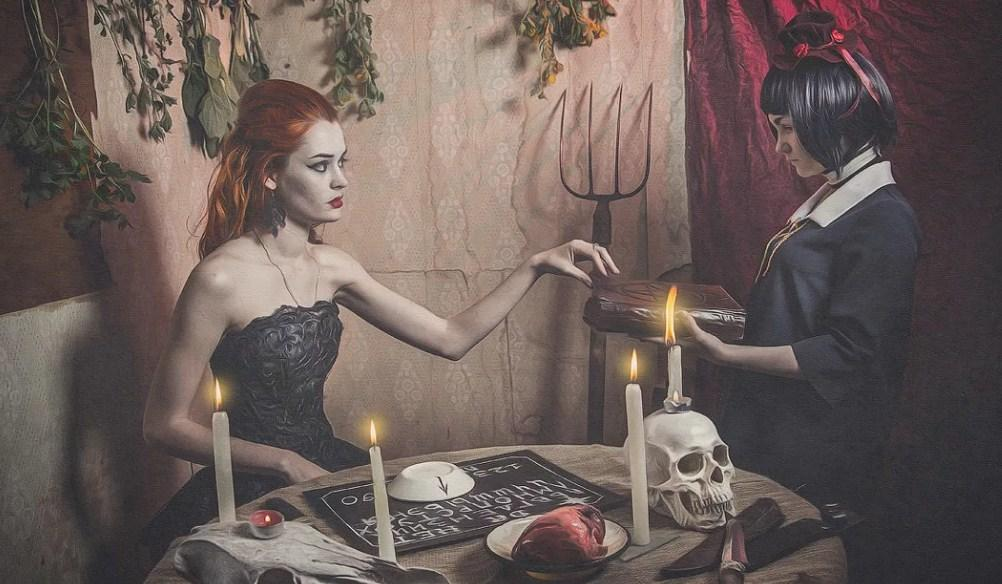 Существуют два типа ведьм: кровные и ученые. Кровным ведьмам дар передается по наследству, они появляются с ним на свет. Ученые же должны постигать искусство магии, самостоятельно изучая соответствующую литературу или обучаясь у более опытных колдуний.