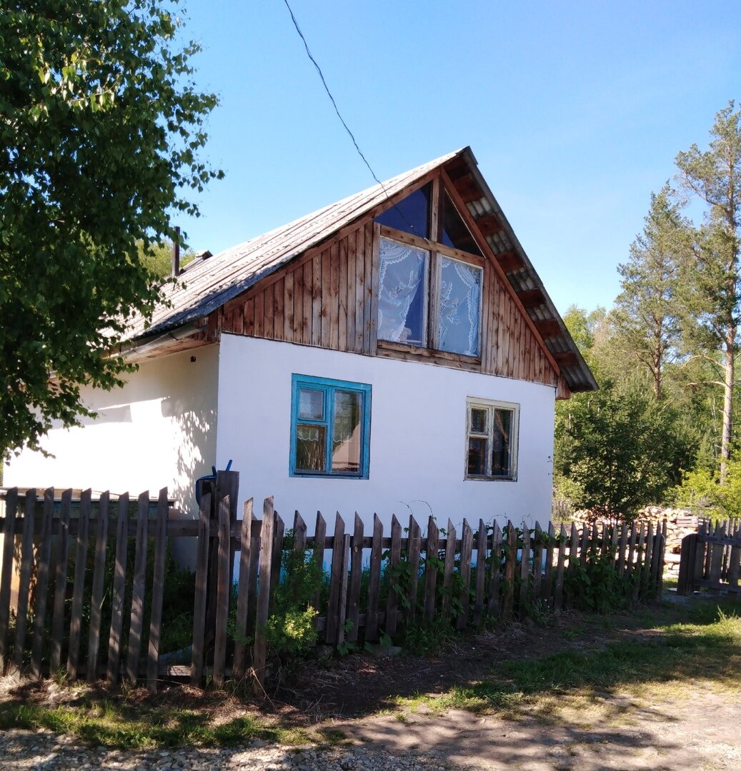 Вот мой любимый домик в саду.