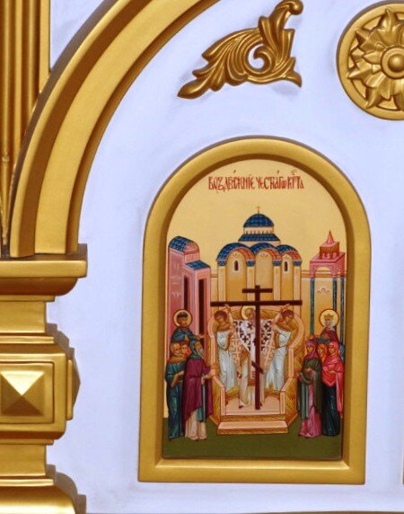 Икона "Воздвижение Честнаго Креста"   из праздничного ряда главного иконостаса. Храм Успения Пресвятой Богородицы "за верхом" г. Калуга. Этот праздник относится к числу великих и празднуется 27 сентября. В этот день святой крест торжественно выносится на середину храма для поклонения.