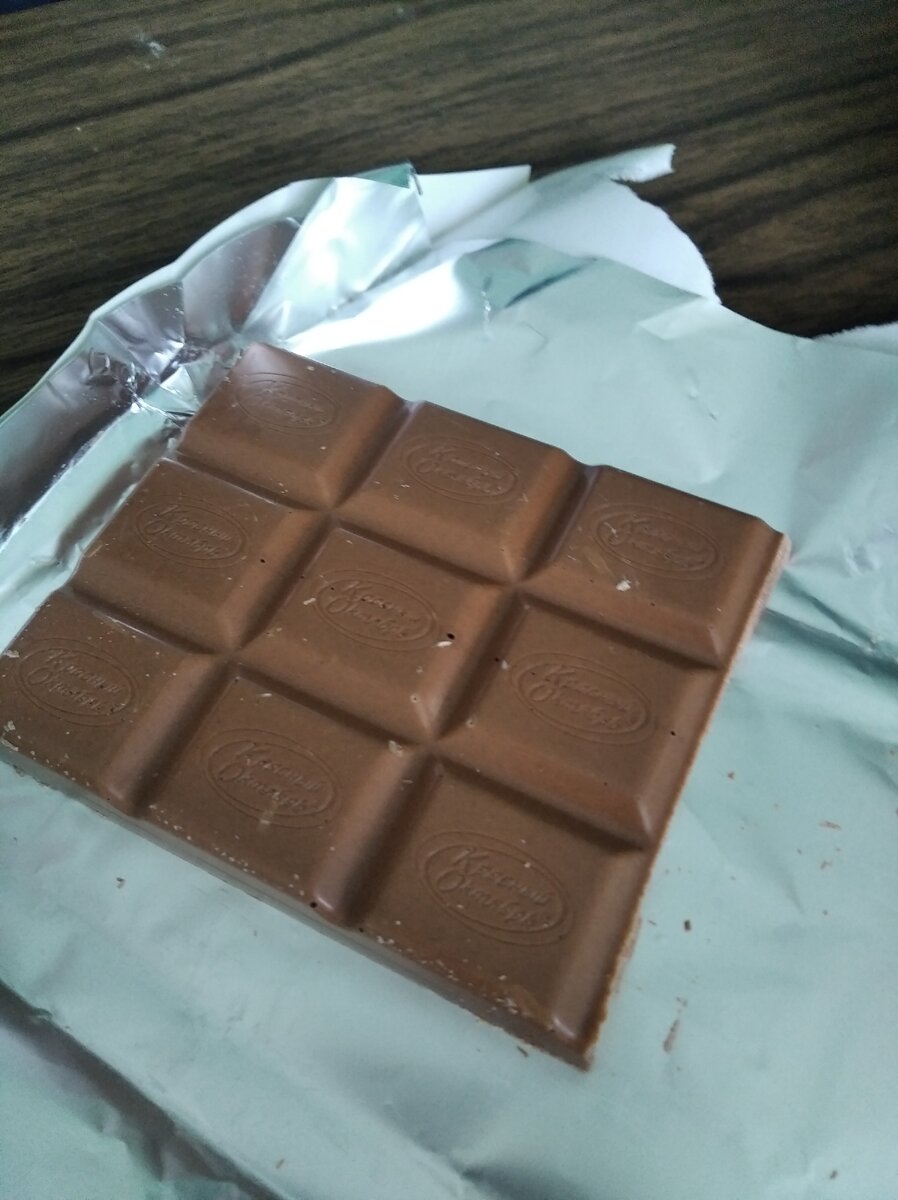 Злоупотребление шоколадом опасно: ударная доза сахара резко повышает уровень глюкозы в крови, что может привести к серьезному нарушению углеводного обмена. Поэтому лучше не поглощать шоколад плитками — старайтесь получать удовольствие и от небольших порций.