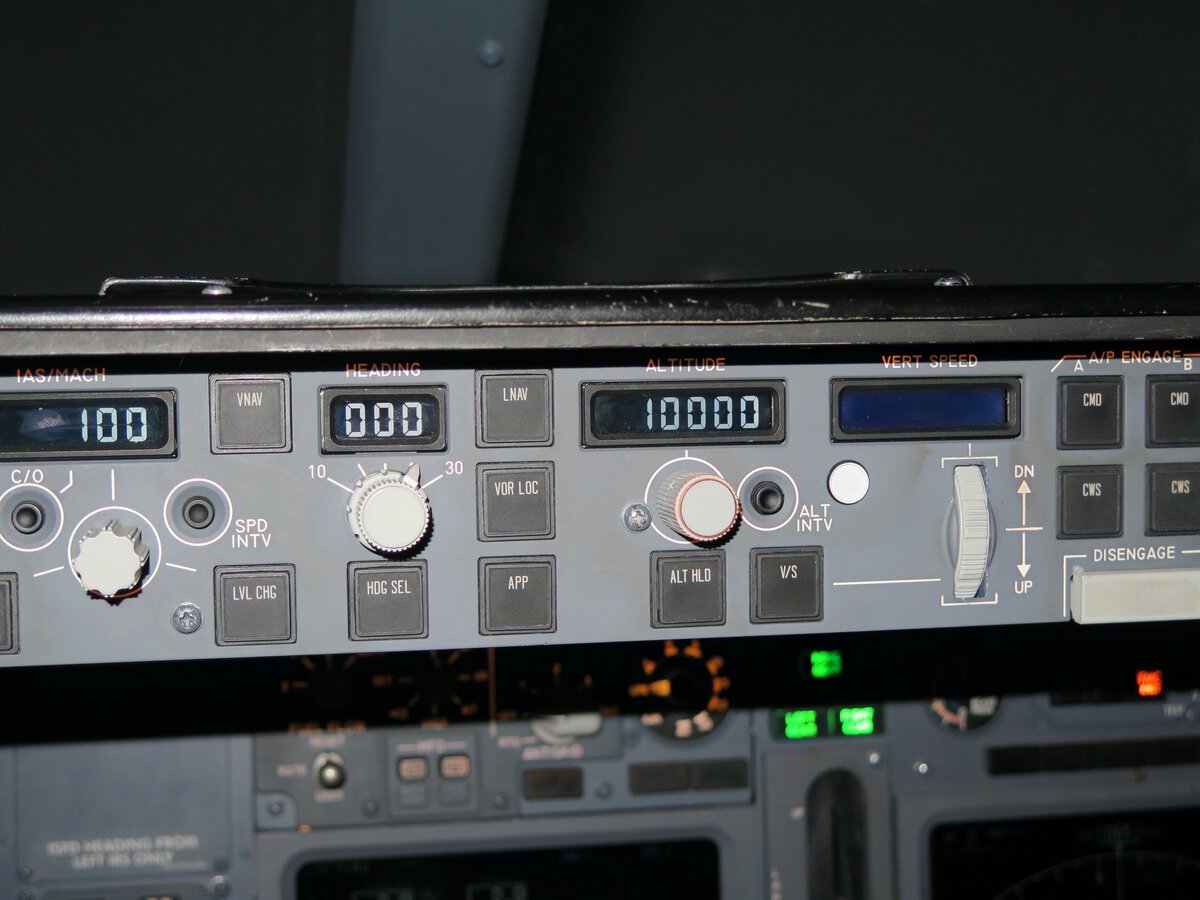 MCP (англ. Mode Control Panel - панель управления режимами) в Boeing 737. Чтобы включить режим удержания высоты, пилот нажимает кнопку ALT HLD и  ручкой задает высоту на экране ALTITUDE. Итого: кнопка, ручка, экран.