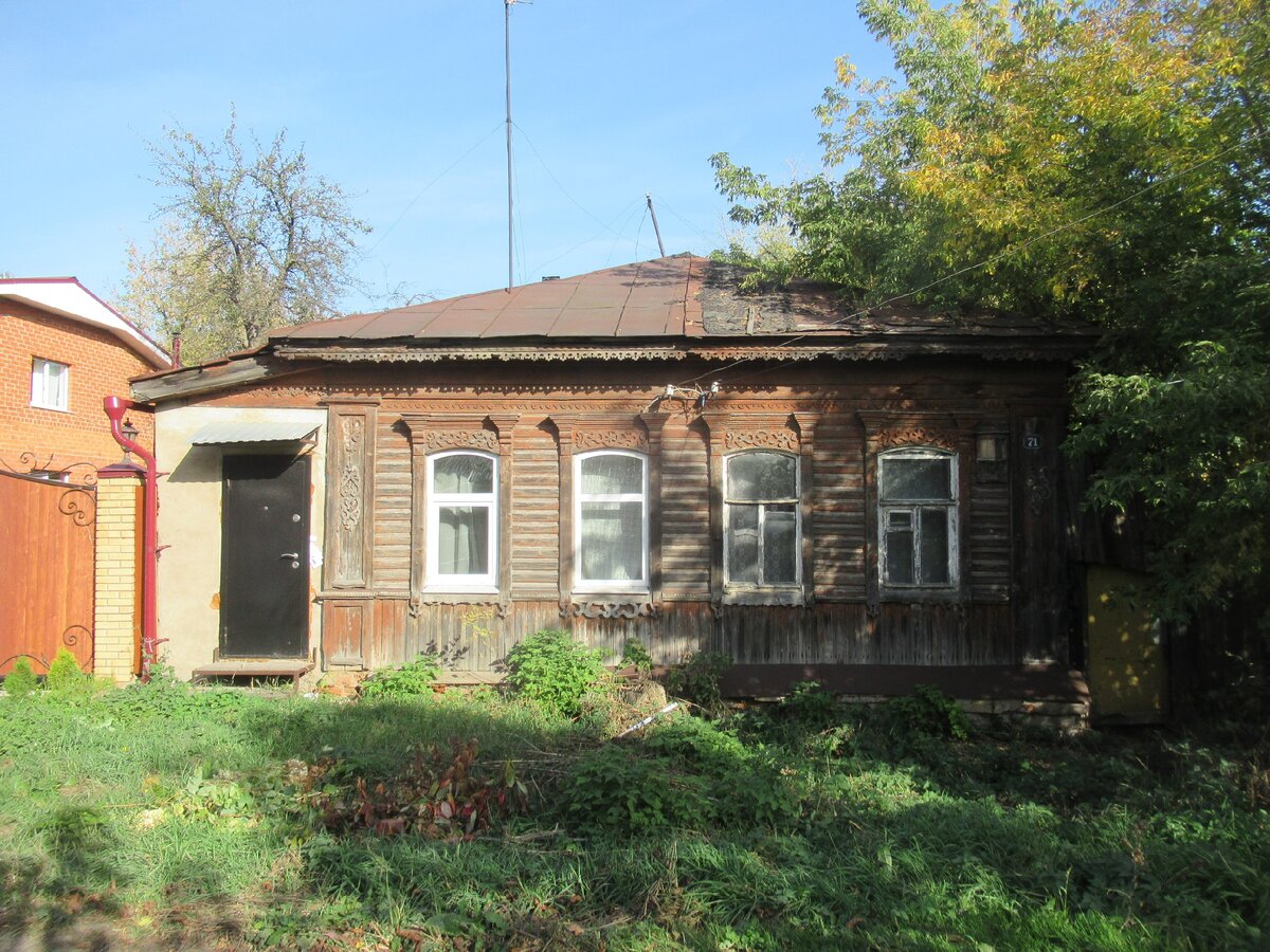 Тула. улица Пионерская (между улицами Л. Толстого и Морозова). Уголок  частного сектора среди многоэтажной застройки | ПАНТОГРАФ | Дзен