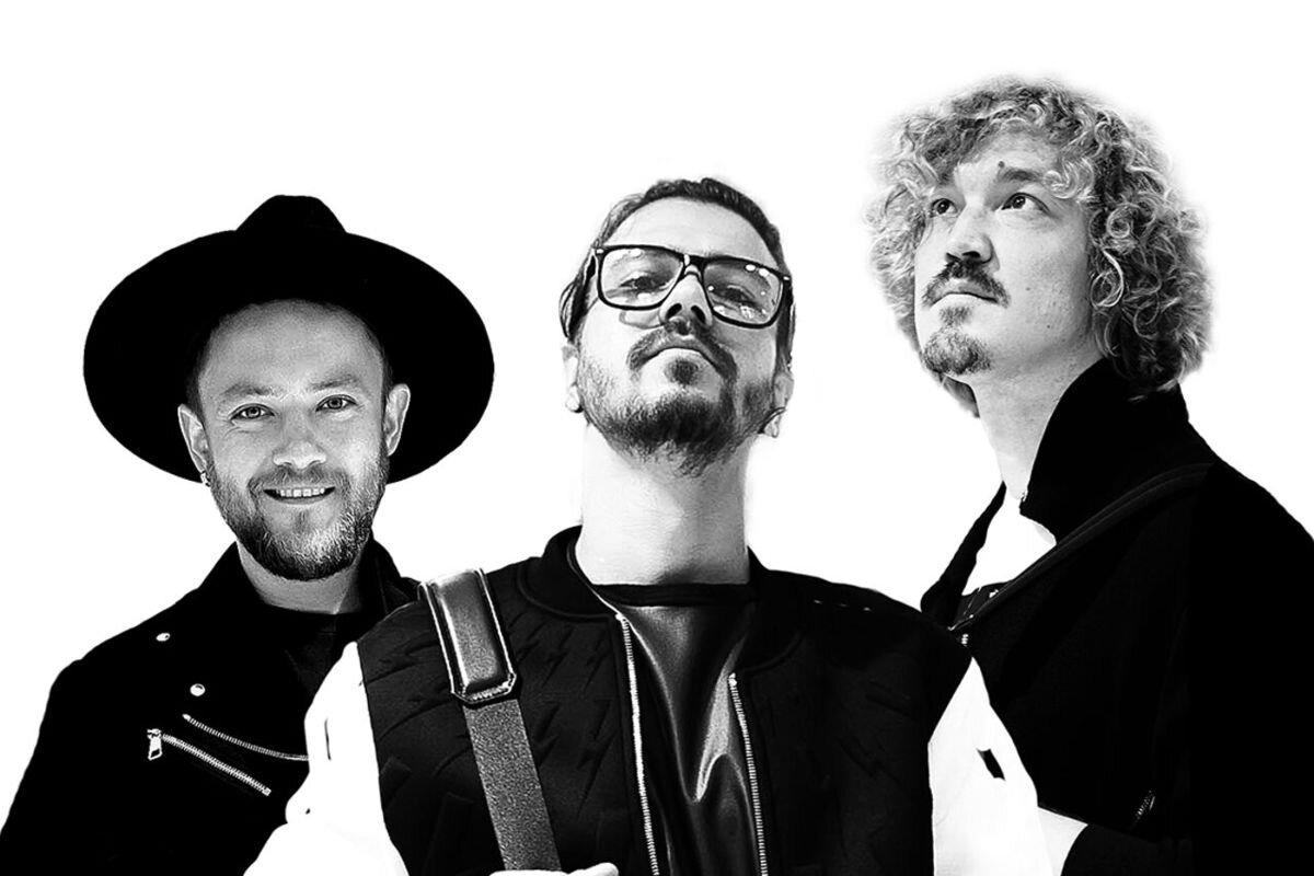 Jukebox Trio в актуальном составе. В 2008 году, место правого кудрявого джентльмена занимал другой исполнитель.