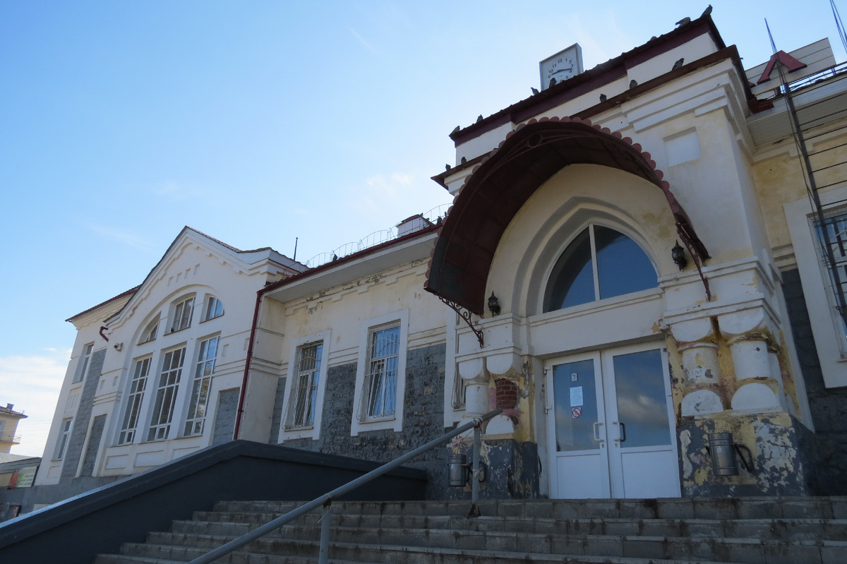  Лето подходило к концу, а мы нигде, кроме сада, так и не побывали.  День за днем проходил в заботах: работа над большим проектом, поездки на стройку, ремонт собственной квартиры. В общем,  получилось так, что лета мы практически и не заметили. Лишь тогда, когда стало существенно холодать, и начали желтеть листья, как бывает в августе у нас на Урале, мы спохватились: « А как же отпуск?»
Какое–то серьезное путешествие надо было организовывать заранее, поэтому легко отпали  все варианты  дальних поездок. 
Что же делать?  Возможно, отправиться куда–то не очень далеко, но туда, где мы точно не были. На глаза попадается книга Алексея  Иванова об Урале «Хребет России». Мы просматриваем  ее в очередной раз и приходим к выводу, что ехать стоит на север Пермского  края. Это не так уж далеко от нас, и, если верить автору книги, там есть, что посмотреть. Нас не смущает, что проводить летний отпуск мы будем на Севере. Мой спутник жизни согласен и желает ехать,  несмотря на ремонт и грядущую замену труб  отопления в квартире. Пора собираться в дорогу. Остается лишь одно «но»: мы – люди с «чувствительным пищеварением».  Неизбежный в дороге «общепит» – не для нас. Оказывается, это существенное препятствие. В разговорах рождается идея: «А что, если взять с собой мультиварку?», тогда мы сможем обеспечить себе автономное  существование. По крайней мере, останавливаясь где-то на ночевку, кашу мы всегда сможем сварить.
Идея Мультиварки дополняется автомобильным холодильником, а также существенным запасом провизии и походной кухонной утвари. Мы решаем, что будем передвигаться от одного населенного пункта к другому, останавливаясь в них на ночевку и осматривая достопримечательности.  Почему–то мы искренне верим, что везде найдем ночлег. 
Большое преимущество путешествия на машине: все перечисленное без особых самоограничений можно взять с собой. Конечно, по мере нашего продвижения на Север, запасы необходимо будет пополнять. Мы также знаем, что в каждом новом пункте путешествия нам придется выгружать этот скарб по прибытии, и загружать  обратно при отбытии. Поэтому все хозяйство должно быть крайне удобно упаковано и уложено в багажник в особом порядке. Отмечу, что к этой последней стадии подготовки женщины не допускаются. 
 Мы готовимся  к настоящей экспедиции. Даем себе зарок выспаться накануне отъезда,  но, как всегда это бывает, подготовка растягивается, и мы ложимся далеко за полночь. Утром, несмотря на всю нашу неорганизованность, все-таки удается погрузиться и  выехать из города до наступления «пробок». 
Под музыку из проигрывателя и разговоры дальнобойщиков, доносящихся из рации, мы покидаем Свердловскую область  и оказываемся в Пермском крае. Рация – это, конечно, вещь полезная в дороге, – неоднократно она нас выручала в путешествиях. Но есть у нее и очень серьезный недостаток: рация – постоянный источник нецензурной лексики. Сначала это шокирует и возмущает, но через несколько часов пути ее перестаешь слышать, – мозг просто отключает этот аудиоканал. Во время путешествий  я заметила интересную закономерность: чем дороги хуже, тем интенсивнее поток нецензурщины, и, напротив, на хороших дорогах даже матерые дальнобойщики удивляют своей вежливостью и предупредительностью. На таких участках часто слышится их обращение друг к другу: «Коллега!». Констатирую: на дорогах Пермского края «коллег» стало значительно больше, чем в нашем регионе, а нелитературные выражения приняли  характер единичных высказываний.
Кунгур. «Не верить первому впечатлению».
Первый пункт нашего путешествия, где мы сделаем серьезную остановку, –  город Кунгур.
Несколько лет назад зимой я уже была в Кунгуре проездом. Запомнился красивый собор с тюрьмой по соседству, памятник Ленину, покрашенный желтой краской, неплохие купеческие особнячки в общей неприкаянности кварталов. В общем, впечатление сложилось не самое благоприятное.
На этот раз мы вооружены путеводителем, обещающим интересную  программу, на улице – бабье лето, и мы полны решимости открыть для себя этот город с лучшей  стороны.
Кстати, в городе появился современный отель. Никакого убожества провинциальной гостиницы! Это тоже большой плюс к созданию позитивного образа города.  В отеле мы остановились на ночь. Утром к назначенному часу мультиварка заботливо сварила  рисовую кашу, и мы отправились совершать открытия.
 Обязательный пункт посещения – Кунгурская ледяная пещера. Опускаю все ее количественные характеристики (они подробно изложены в Интернете). Скажу только, что любителям туристического экстрима эта пещера вряд ли понравится. Кунгурская пещера – место достаточно обжитое. Она электрифицирована (все ледяные образования подсвечиваются). Маршрут передвижения обозначен бетонированными дорожками (заблудиться здесь, подобно Тому Сойеру, достаточно сложно). Посещение пещеры происходит организованно в сопровождении экскурсовода (кроме того, что это познавательно, плюс организованного визита заключается и в том, что на камнях пещеры, не видны  надписи  наподобие: « Киса и Ося здесь были»).
Посещение подземного царства оставило приятное впечатление. Мы сходимся во мнении, что хотя бы один раз здесь побывать нужно. 
Едем  знакомиться  с городом.  Дорога выводит к зданию железнодорожного вокзала. Прекрасный русский модерн. Кстати, отреставрированный! Что–то не то с Лениным: нет, он не исчез с площади, но перестал быть вызывающе желтым, каким я его увидела в первое посещение.  Обычный памятник естественного серого цвета. Кто–то потратил время и средства на возвращение  материала  в  его изначальный вид. Осталось лишь едва заметное желтое пятно на лбу вождя. Что это? Запятнанная репутация русской революции?…
Заезжаем в город. Открытие первое: живописный центр. Он находится на холме, откуда открывается панорама на жилую малоэтажную застройку с вертикалями соборов и изгибами реки Сылвы.  К картинке надо добавить обилие зелени, солнце и ясное небо.
 С удовольствием вглядываемся в кирпичный декор лавок, гостиного двора, особняков и особнячков. Здесь сохранилась историческая  застройка. Пусть она не настолько благоустроена, как мы уже привыкли в больших городах, но она есть. Сохранены не просто отдельные здания, а целая историческая ткань города.   Изначальная основательность построек помогла им пережить смену владельцев, социального строя, идеологии. Ушли вожди и правители, а мастерство архитекторов, строителей, инженеров, осталось. 
Второе большое открытие – музей купеческого быта. Как можно предположить, в рабочий день мы – единственные посетители музея, поэтому смотрительница с  радостью проводит нам целую экскурсию. Мы узнаем, что торговля в Кунгуре процветала благодаря стратегическому положению города. Он располагался на пересечении жизненно важных магистралей Российской империи: Сибирского тракта, Соликамского тракта, а потом и Транссиба. Особой статьей дохода была торговля чаем. Именно здесь впервые в России было придумано продавать его расфасованным в небольшие нарядные упаковки (основа современного маркетинга: продажа не столько продукта, а его образа, идеи). Также здесь, в Кунгуре,  было  развито кожевенное производство. Обувью обеспечивались весь Урал и Сибирь. 
Больше всего поразил рассказ об общественной деятельности купечества.  Огромные личные пожертвования купеческих фамилий тратились на благотворительные цели. Именно на их средства строились гимназии, училища и приюты. Особенно изумил тот факт, что дети – сироты, получив общее образование и профессию в приюте, получали при выходе из него по 100 рублей.  Тогда этих денег было достаточно для покупки дома. Так, приютские девушка и юноша, могли создать семью, имея дом, первоначальный капитал и какое–то полезное ремесло в руках. Вот это социально-ответственный бизнес!  Для купцов их «здесь и сейчас» было именно там, где они зарабатывали деньги, именно эту среду они обживали и стремились менять  к лучшему…
В некотором потрясении выходим из музея. Заходим еще и в краеведческий. Здесь нам не хватает рассказа, но есть интересные экспонаты.  Узнаем, что первое упоминание о Кунгуре относится к 1663 году. Город начинался с крепости, форпоста русской цивилизации, осваивающей Урал и Сибирь. Так что маленький Кунгур значительно старше родного Екатеринбурга.
Еще один интересный факт. Найдя его в путеводителе, я сначала решила, что это шутка: «Кунгур – столица международного  воздухоплавания». Слышали  Вы о чем-нибудь подобном? Однако, это правда. Каждый год летом в Кунгуре проводится международный фестиваль воздушных шаров. Говорят, что это захватывающее зрелище. Можно только порадоваться за город! У него появляются новые перспективы развития.  Хочется надеяться, что благодаря такой открытости город станет еще более благоустроенным. Кстати, в центре города уже  есть сквер Воздухоплавателей и неподалеку – музей Воздухоплавания. В сквере стоит  памятник русскому Икару, некоему Никитке–Летуну. Легенда гласит, что во времена Ивана Грозного этот сообразительный юноша, смастерив себе крылья, совершил полет с колокольни.  Население и власть были не готовы к такому полету человеческой мысли. Кто–то сказал: «Не положено!», и, на всякий случай, «летун» был казнен… Русский Леонардо да Винчи не состоялся… Красивая история, но историческим фактом она не является. Тем не менее, памятник мечте – хорошая идея.
Наше пребывание в городе заканчивается, хотя, здесь хочется погулять еще. Может быть, именно на таком моменте и нужно расставаться, когда остается что–то недосказанное.
Пора в путь, до наступления темноты нужно попасть в следующий пункт нашего путешествия. Напоследок, вкусив пищи духовной, думаем о пище земной –  заглядываем в маленький магазинчик «Кунгурские сладости». Ирис, пряники, щербет. Берем всего понемногу (гостинцы из Кунгура). Отъезжаем. Рука тянется к упаковкам («только чуть–чуть, только попробовать»).  До чего же вкусно! Сладкий привет от Кунгура. Благодарим  город и движемся дальше. Пермь Великая расстилает свои холмы и низины под колеса автомобиля. И вот мы уже – маленькая точка, движущаяся в этом спонтанном путешествии по времени и пространству.
продолжение следует
