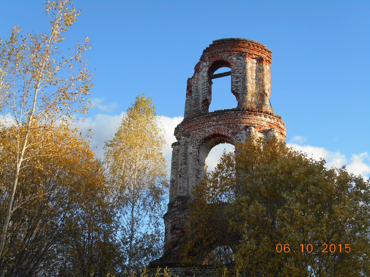 Однажды мы поехали из г. Мурома в г. Красная Горбатка на мотоцикле ИЖ Планета Спорт в магазин запчастей для этого мота. Была поздняя тёплая осень 2013г, примерно конец октября. И обратно решили прокатиться по другой дороге, где мы ни разу не ездили, Красная Горбатка – Ольгино. Шоссе проходило через глухие леса где деревень было крайне мало. Уже темнело. Проехав д. Чертково, выехав из леса, прямо около шоссе показалась колокольня. Было видно, что колокольня разрушена вертикально. Подъехали и очень удивились, от церкви остались руины, и самое главное как колокольня до сих пор устояла в таком разрушенном состоянии. Мы никогда раньше не видели подобного. В тот день мы не стали делать фотографии, потому что было уже почти темно и решили приехать сюда в следующий раз. Так как она находится не далеко от г. Мурома, примерно 40 км, мы в период с 2013 по 2020 годы побывали там раз 10. Представляю вашему вниманию фотографии этой церкви.  