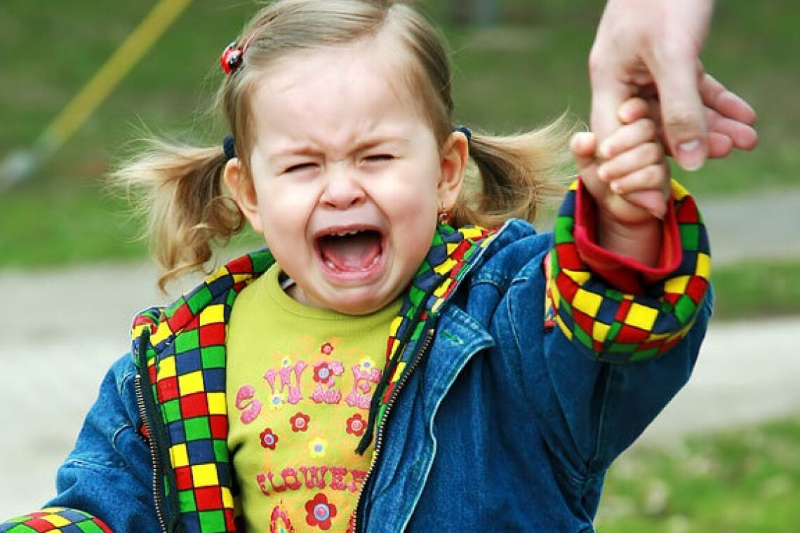 как называли капризного ребенка 7 букв. детские капризы. ребенок плачет. капризный ребенок. непослушный ребенок.