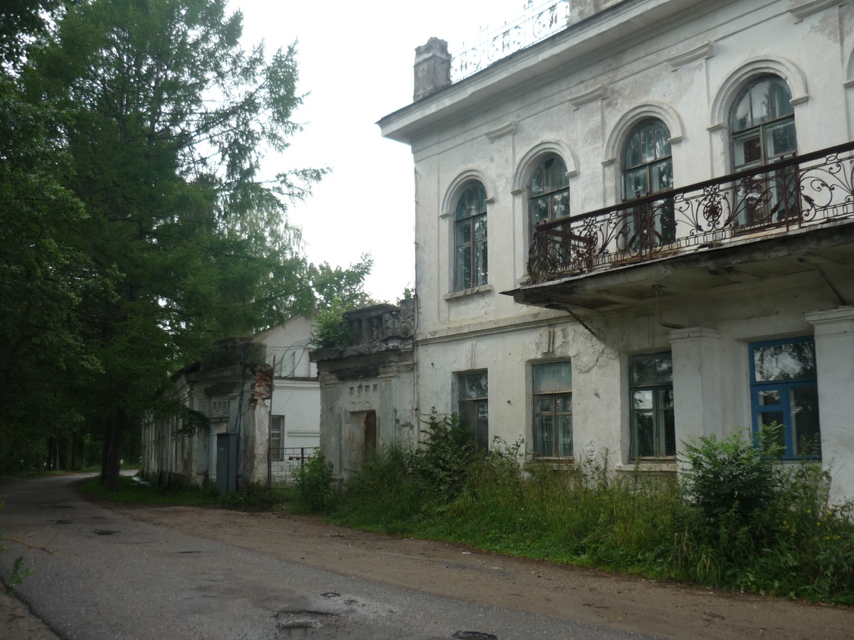 Историческое здание в одном из таких маленьких городков - в Зубцове. Фото автора.