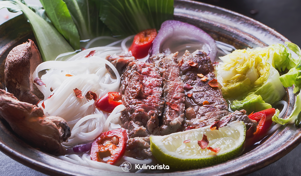 В идеале, бульон для Фо Бо варят не меньше 12 часов