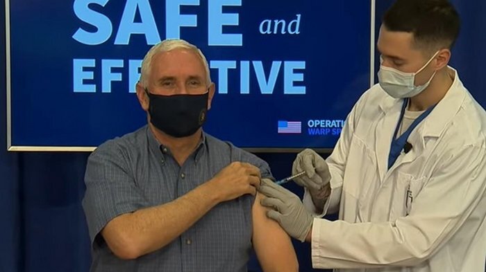 Вице-президент США Майк Пенс сделал прививку от коронавируса в прямом эфире