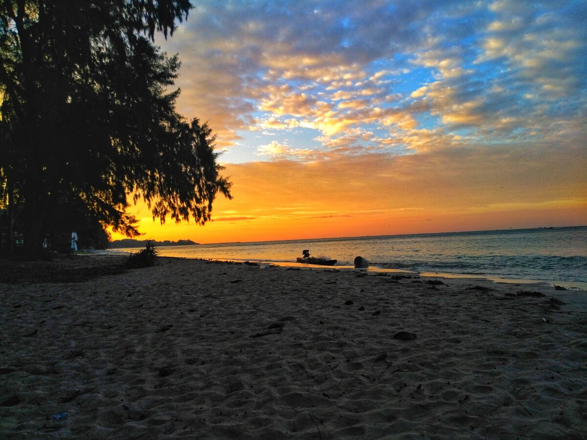 Рассвет,незадолго до прилива,лодка уже здесь.