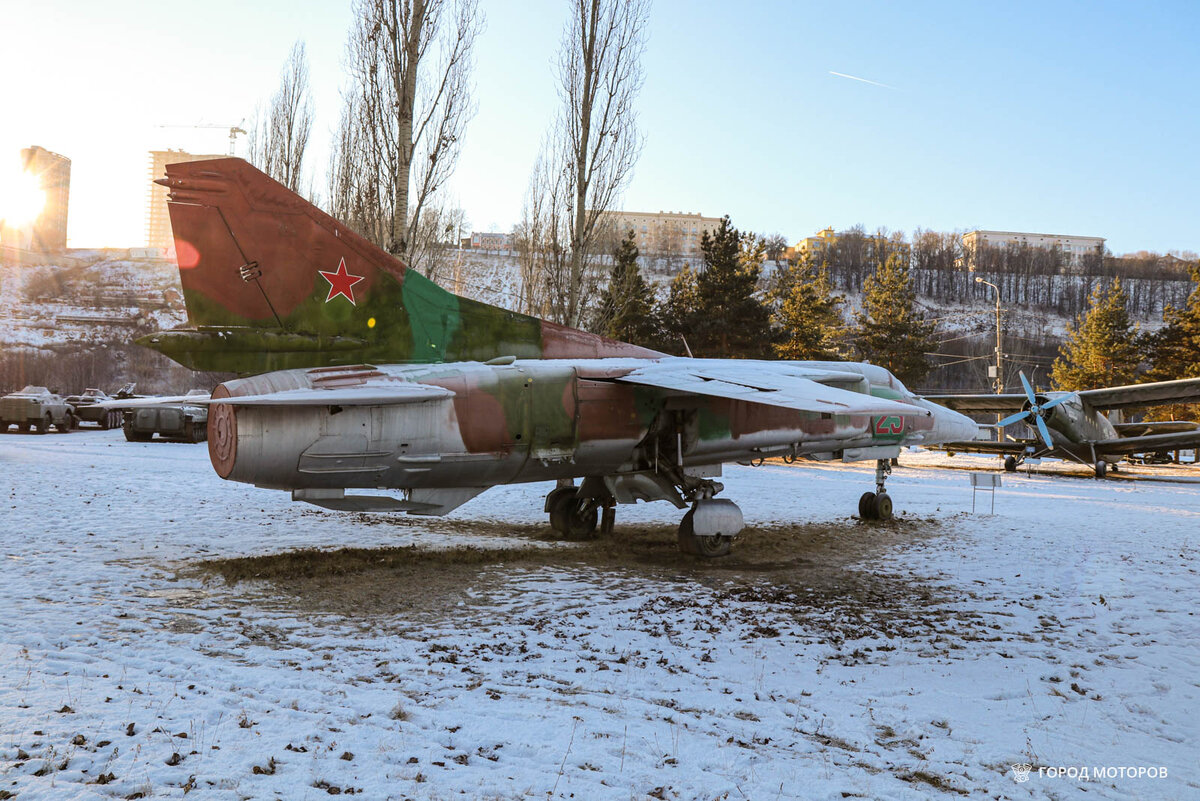 Самолет доставили в парк с Липецкой базы хранения. Он стал одним из первых экспонатов Парка Победы. Город Моторов.