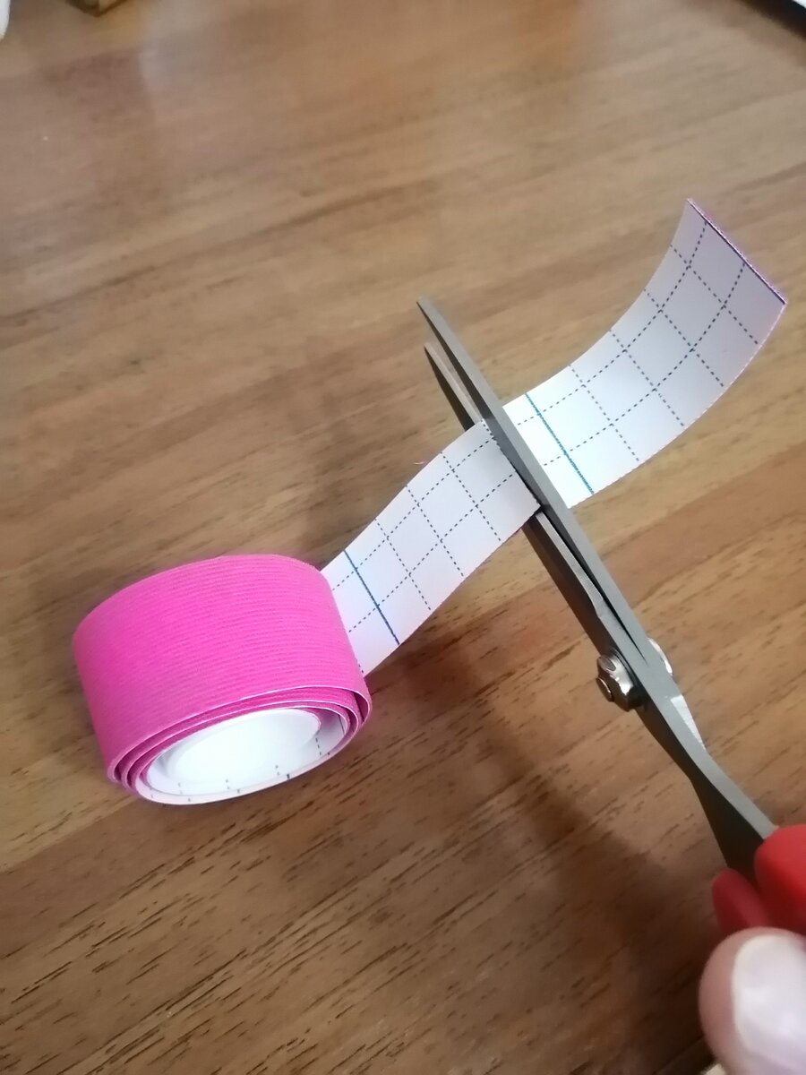 Отрезаю кинезиоленту 6 сантиметров.