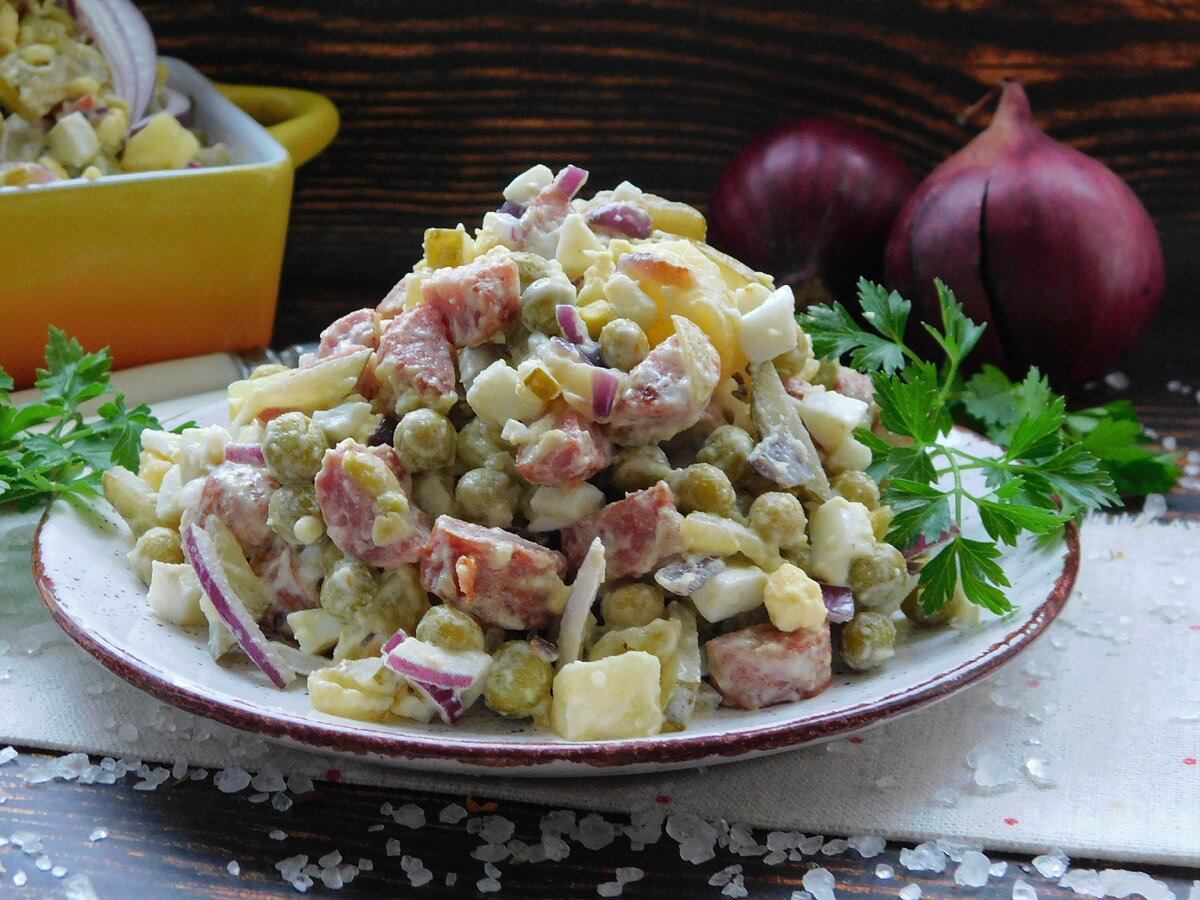 Салат с охотничьими колбасками и огурцами