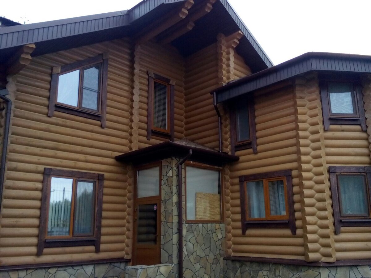 Краска образует на поверхности дерева воздухонепроницаемый слой, который со временем стирается и трескается, обнажая древесину