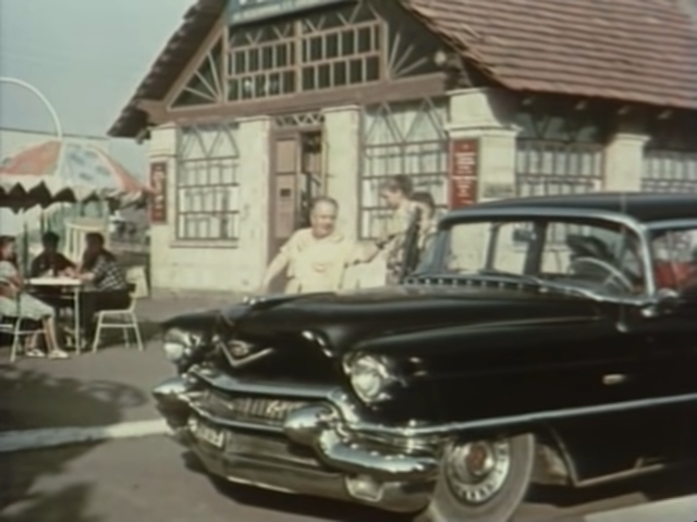 Кадр из фильма "Королева бензоколонки"