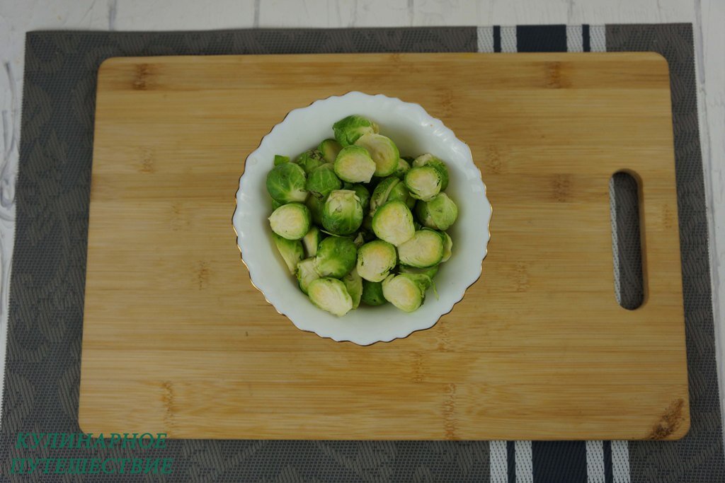 Разрезаем капусту на половинки