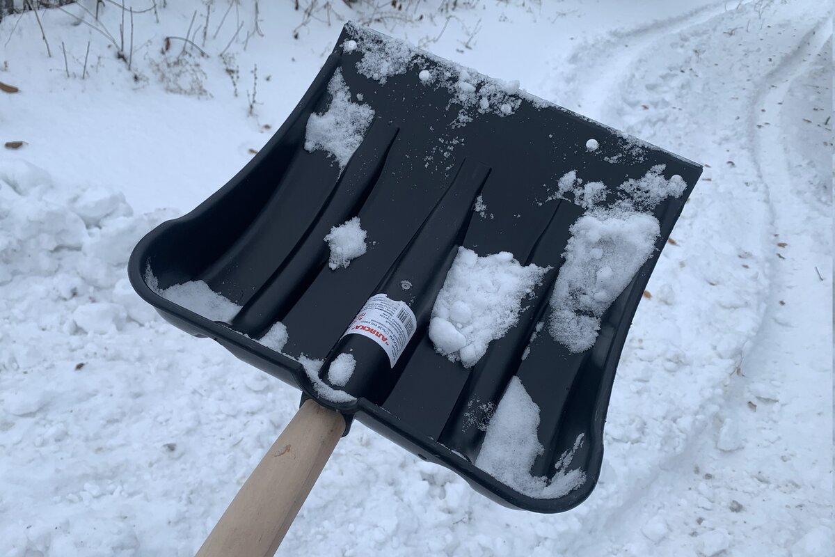 Мои соседи в очередной раз купили такую лопату с пластиковым ковшом, но это ненадолго.