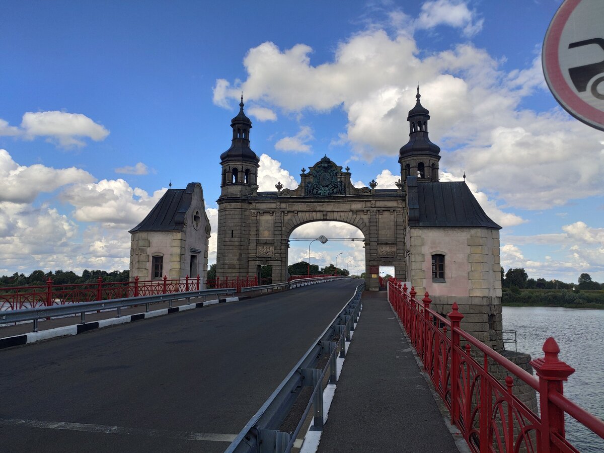 Последняя сделанная мной фотография в России, за воротами Литва, в Польшу в связи с понятными событиями я добирался через территорию этого государства.