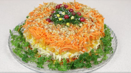 Это интересная вариация праздничной закуски. Совершенно новый салат можно получить из абсолютно обычных ингредиентов.